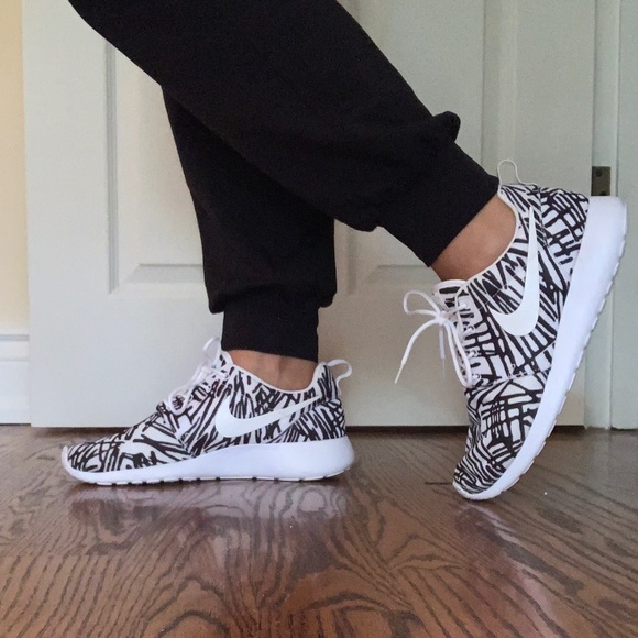Like NEW 🖤🤍Nike  Women’s Roshe One Print Casual Shoes, Black/White, size 9.5 - Picture 1 of 7
